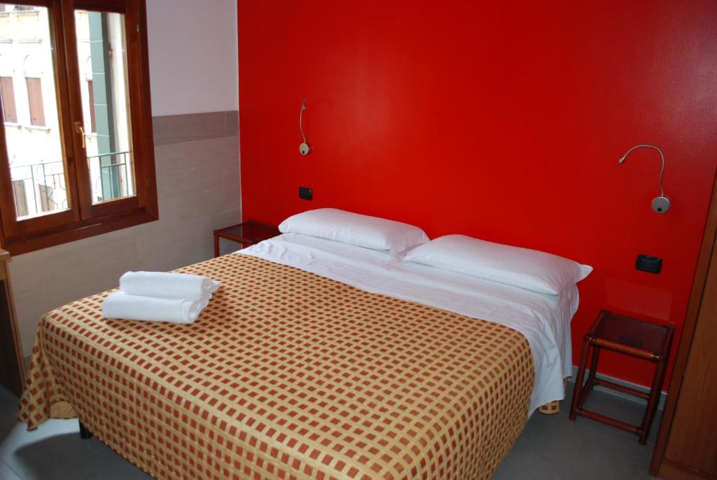 Двухместный (Двухместный номер с 1 кроватью и общей ванной комнатой) отеля Hotel San Geremia, Венеция