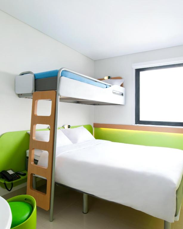 Трехместный (Standard 1 Double Bed and 1 Bunk Bed), Ibis Budget Jakarta Daan Mogot