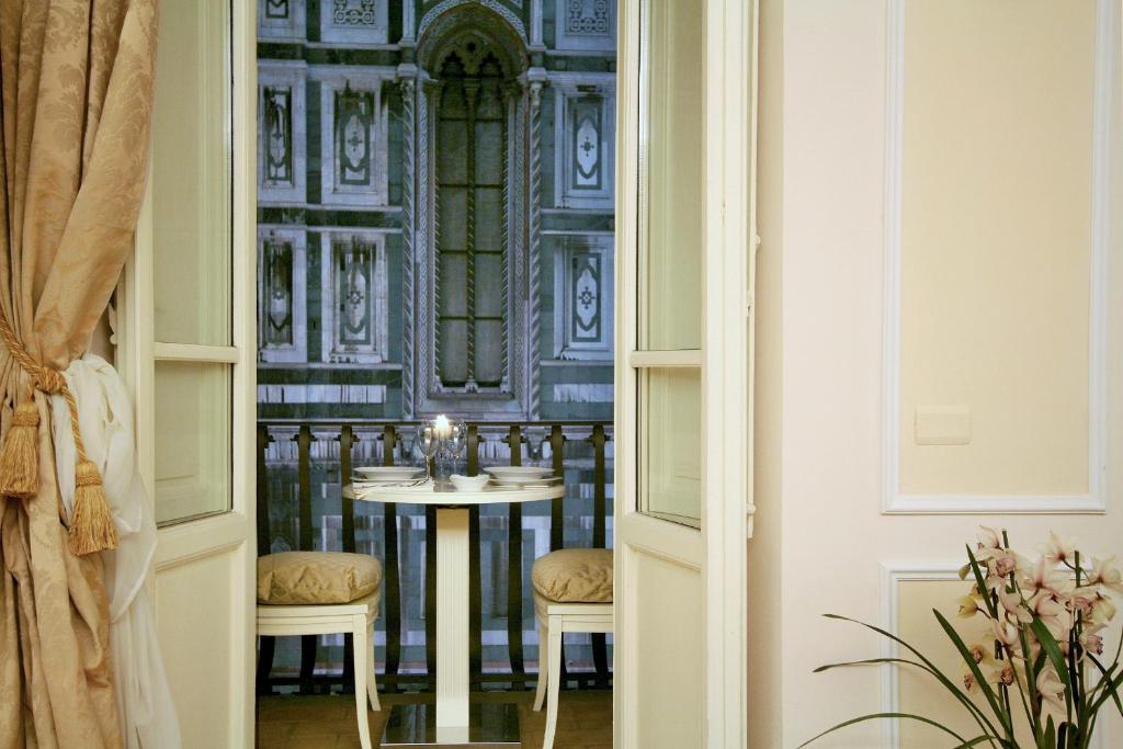 Апартаменты (Апартаменты Делюкс с балконом и видом на собор Дуомо (для 2 взрослых)) апарт-отеля Granduomo Charming Accomodation, Флоренция