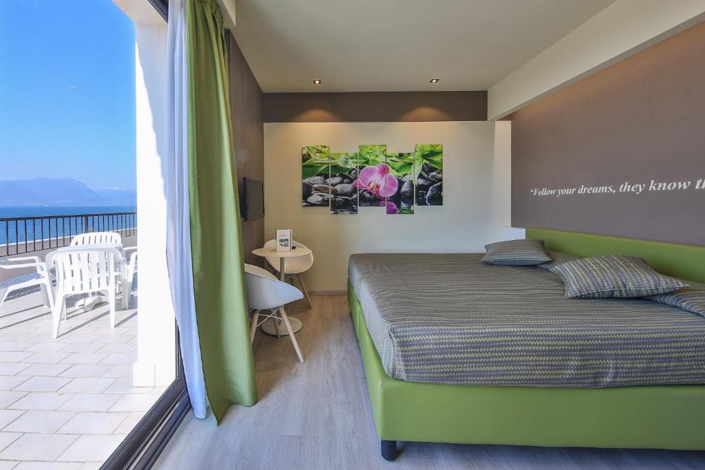 Двухместный (Улучшенный двухместный номер с 1 кроватью или 2 отдельными кроватями и балконом с видом на озеро) отеля Hotel Ideal, Сирмионе