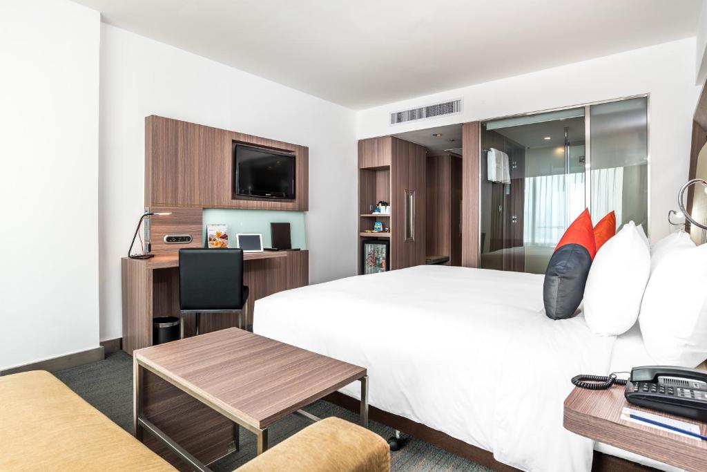 Двухместный (Номер Делюкс с кроватью размера «king-size»), Отель Novotel Bangkok Fenix Silom