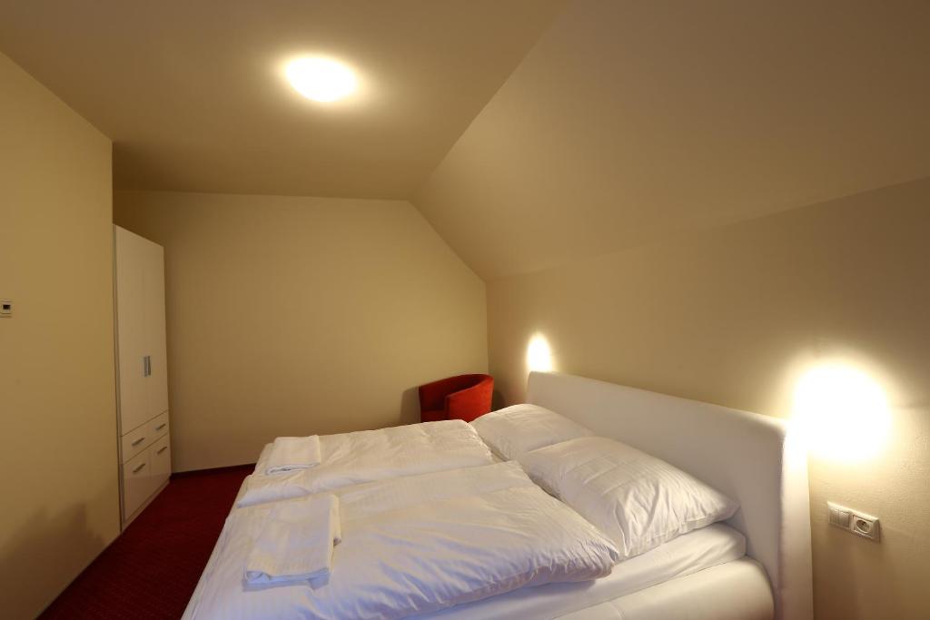 Двухместный (Двухместный номер Делюкс с 1 кроватью, душем и бесплатной парковкой) отеля Hotel Tatran, Зволен