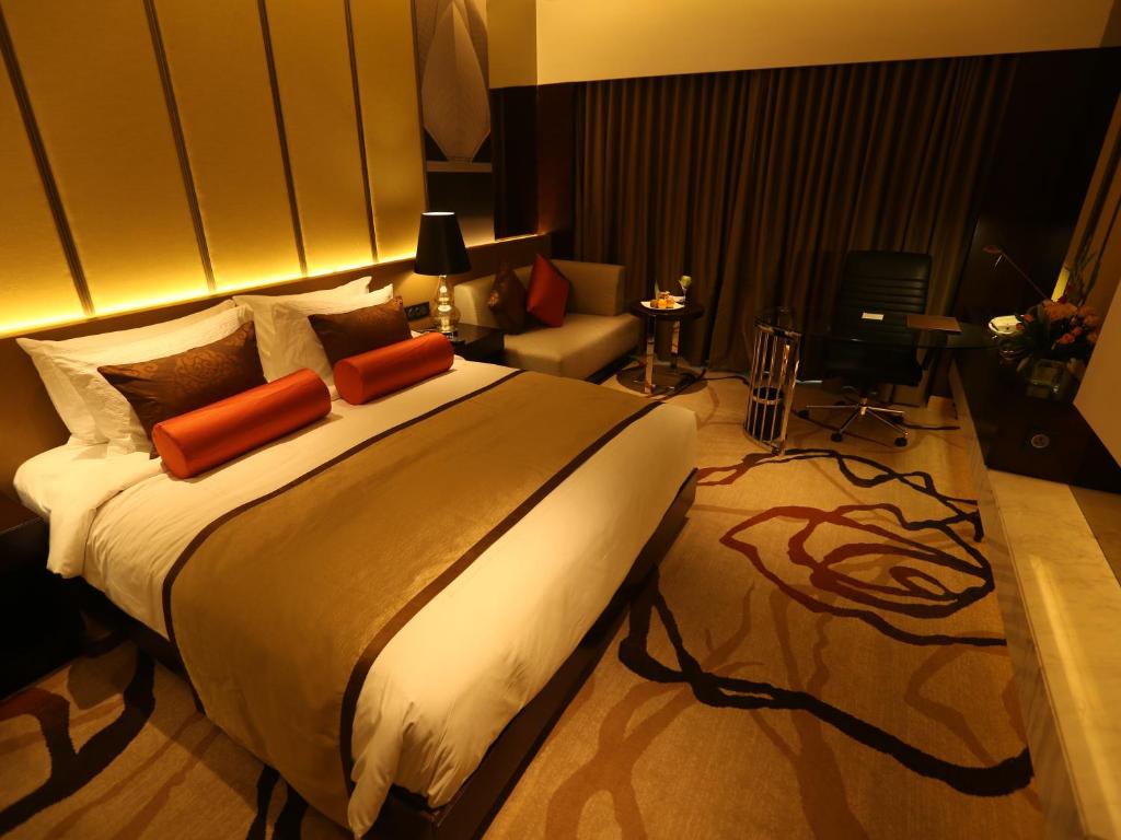 Двухместный (Premium King Room with one way airport transfer, 25% discount on Food and soft beverage,1+1 Happy hours), Pride Plaza Hotel, Aerocity New Delhi