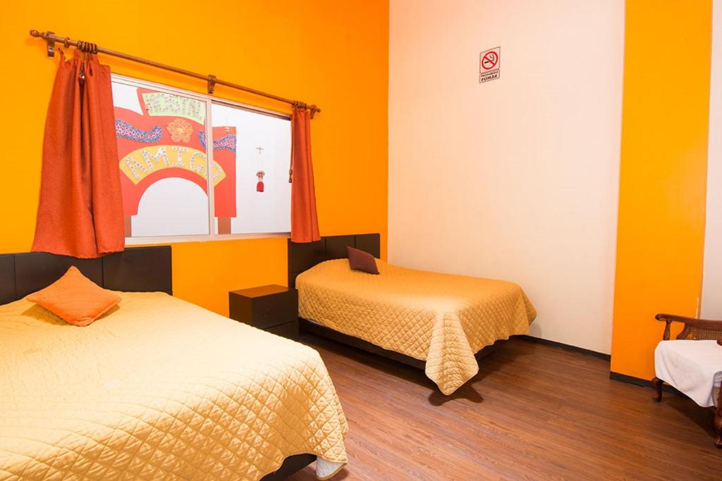 Двухместный (Двухместный номер с 2 отдельными кроватями и общей ванной комнатой) хостела Hostel Amigo, Мехико
