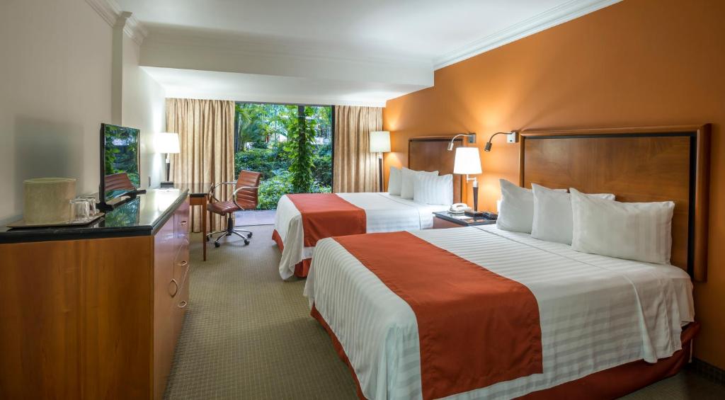 Двухместный (Двухместный номер Делюкс с 2 двуспальными кроватями) отеля Camino Real Tampico, Тампико