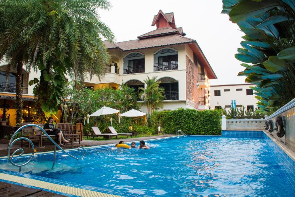 Отель Phoom Thai Garden Hotel, Пхрэ