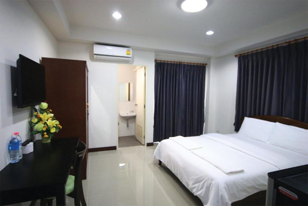 Двухместный (Двухместный номер с 1 кроватью и балконом) апарт-отеля Baan Samrarn, Краби