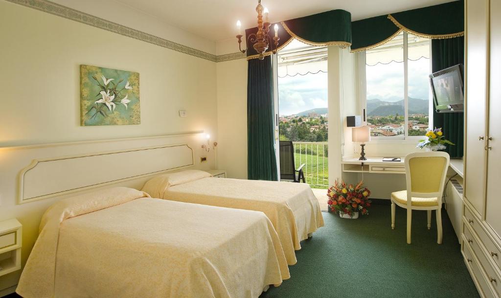 Двухместный (Улучшенный двухместный номер с 1 кроватью или 2 отдельными кроватями, вид на бассейн) отеля Hotel Abano Astoria, Абано-Терме