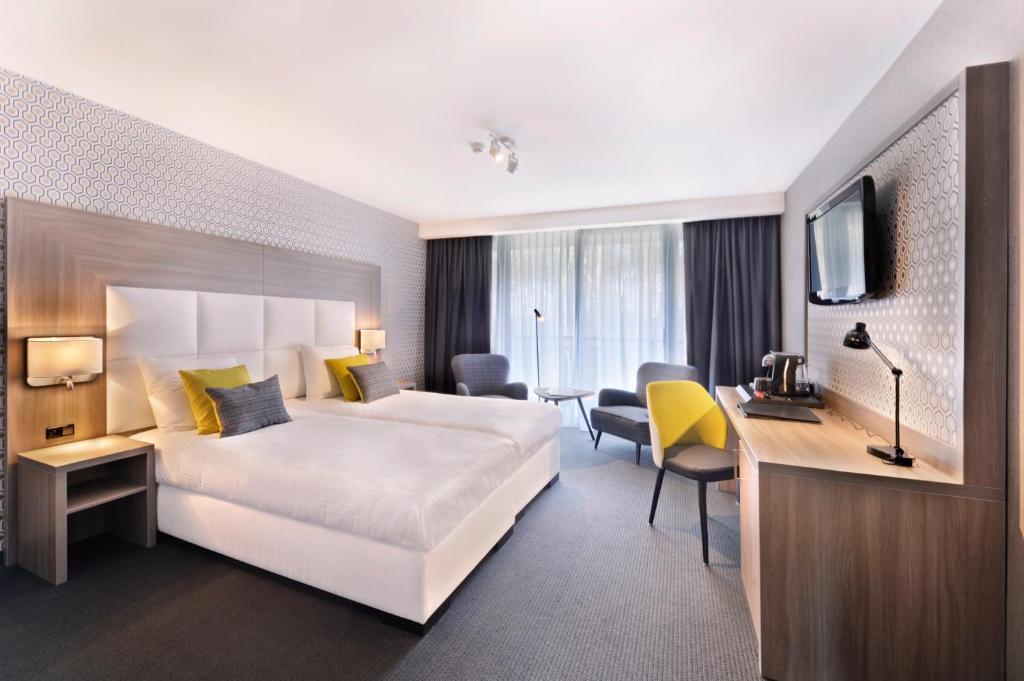 Двухместный (Улучшенный двухместный номер с 2 отдельными кроватями) отеля Van der Valk Hotel Nazareth-Gent, Гент