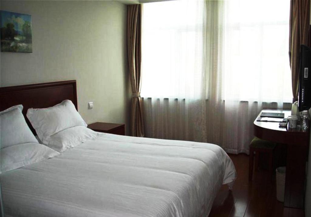 Двухместный (Улучшенный двухместный номер с 1 кроватью) отеля GreenTree Inn Jiangsu Suzhou Guanqian Yangyuxiang Metro Station Business Hotel, Сучжоу