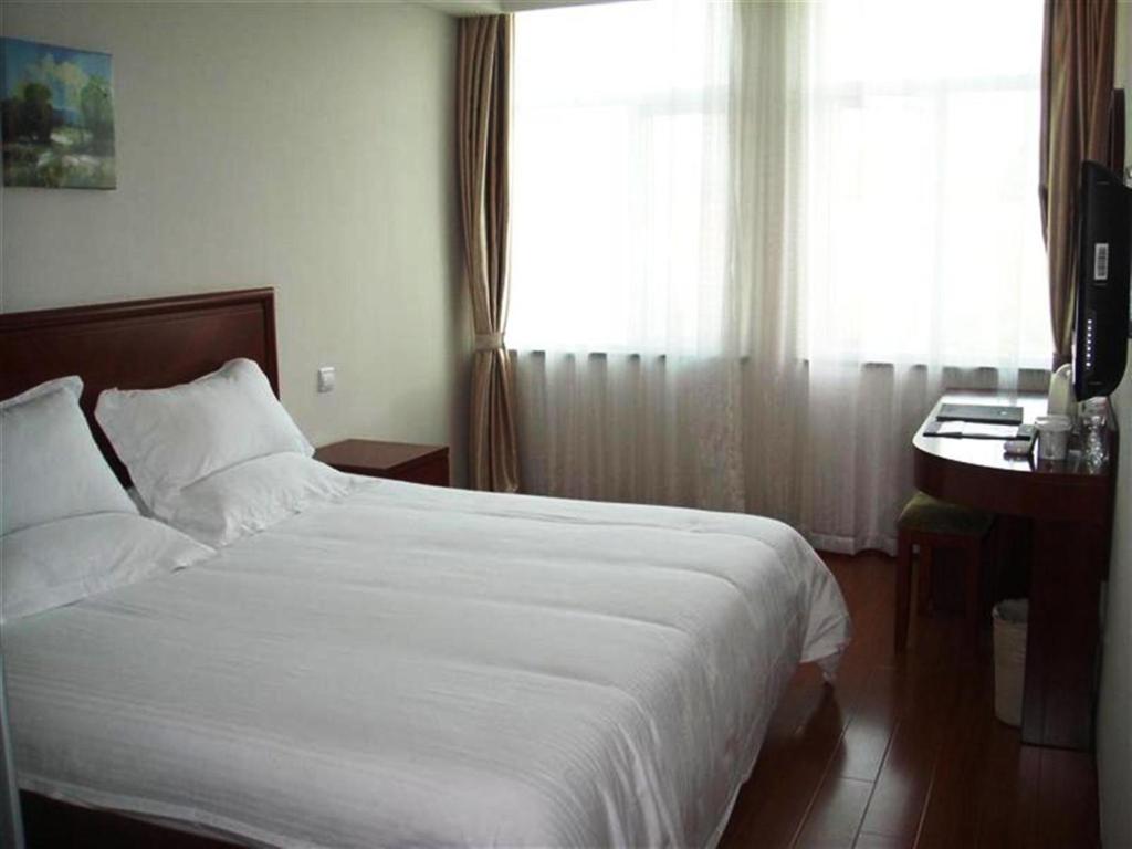 Двухместный (Номер с кроватью размера «queen-size») отеля GreenTree Inn Jiangsu Suzhou Qimen North Street Likou Fumiture Market Business Hotel, Сучжоу