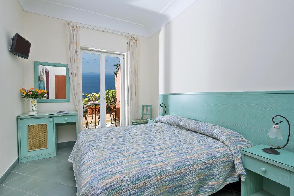 Двухместный (Двухместный номер с 1 кроватью, балконом и видом на море) отеля Da Giorgio, Капри
