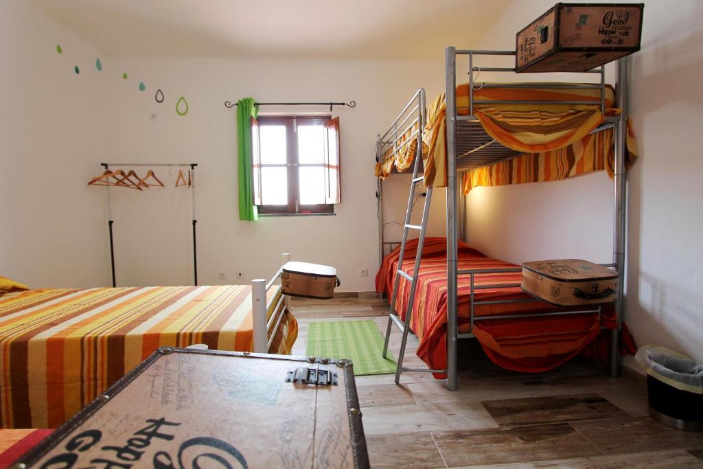 Номер (Спальное место на двухъярусной кровати в общем номере для мужчин и женщин) гостевого дома Horta Grande, Силвеш