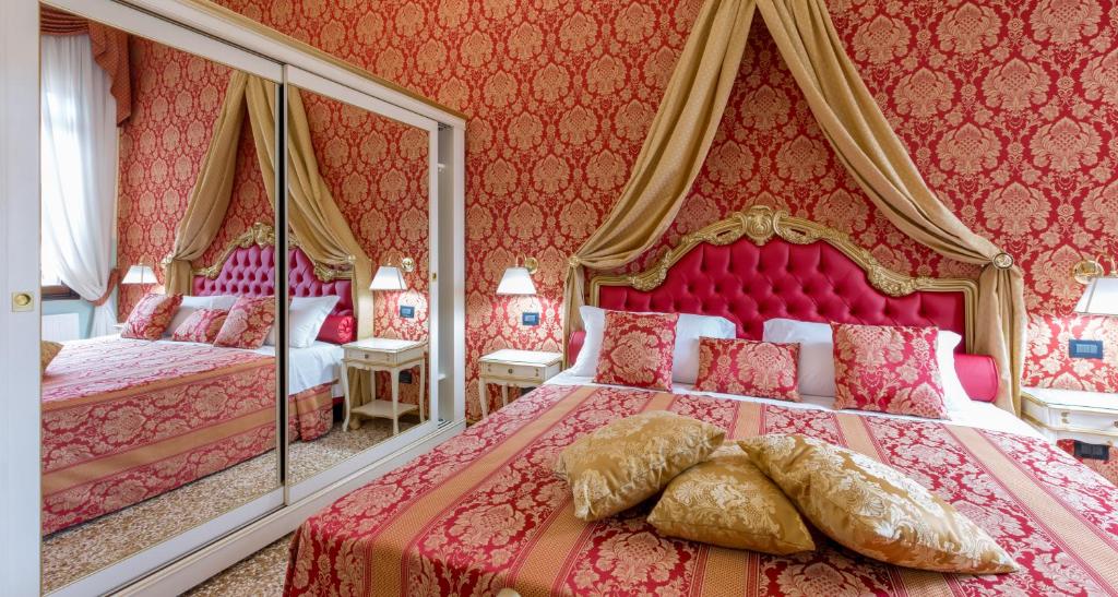 Сьюит (Суперлюкс «﻿Джакомо Казанова» с видом на площадь Санто-Стефано), Friendly Venice Suites