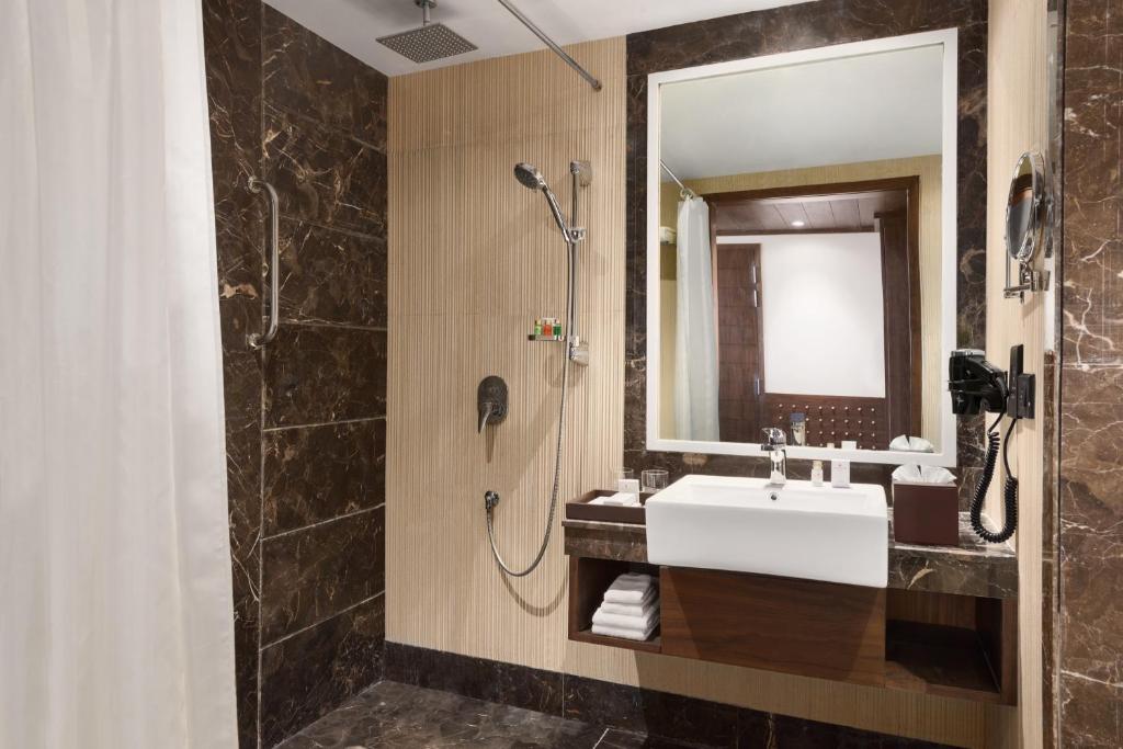 Трехместный (Club King Room - Non-Smoking (Complimentary 20% discount on food & soft beverages in restaurant, 10% discount on spa and 2hrs early check-in & late check-out)), Ramada Plaza Agra