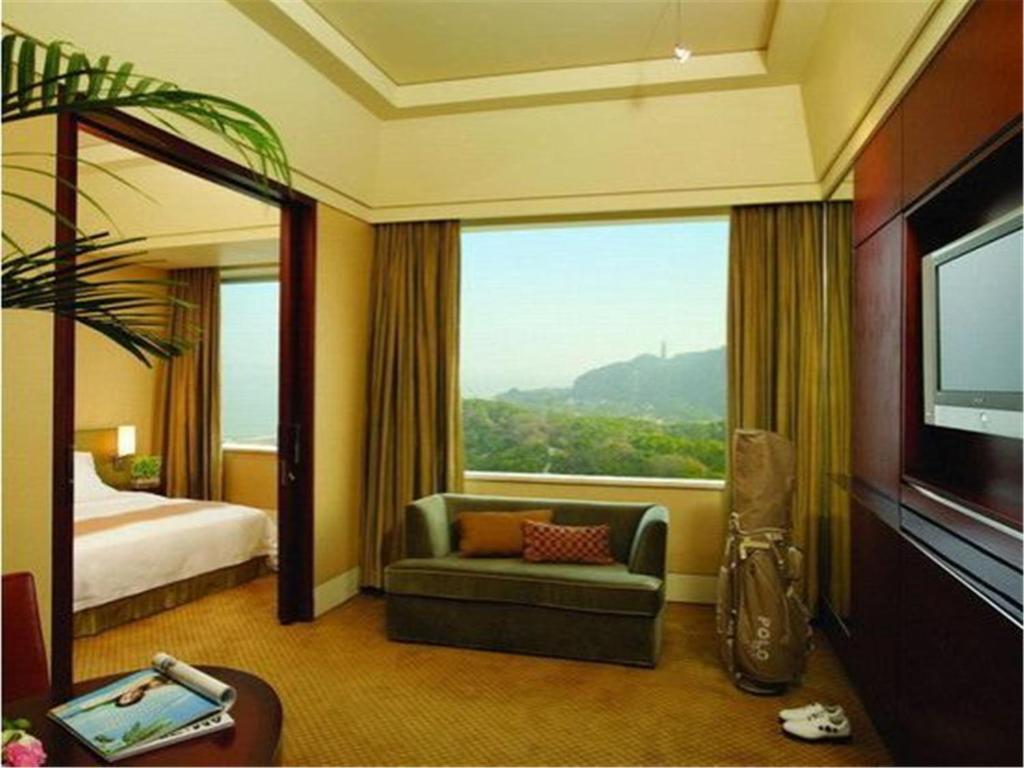 Двухместный (Двухместный номер бизнес-класса с 1 кроватью или 2 отдельными кроватями, вид на горы) отеля Guangzhou Nansha Grand Hotel, Гуанчжоу
