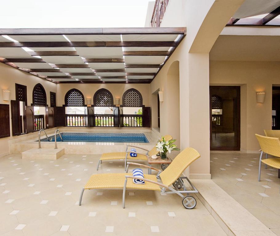 Сьюит (Люкс Al Qasr с видом на море) курортного отеля Miramar Al Aqah Beach Resort, Аль-Ака