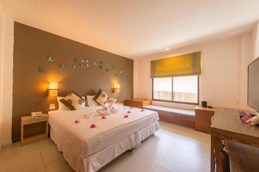 Двухместный (Улучшенный двухместный номер с 1 кроватью или 2 отдельными кроватями) курортного отеля The Viridian Resort, Пхукет