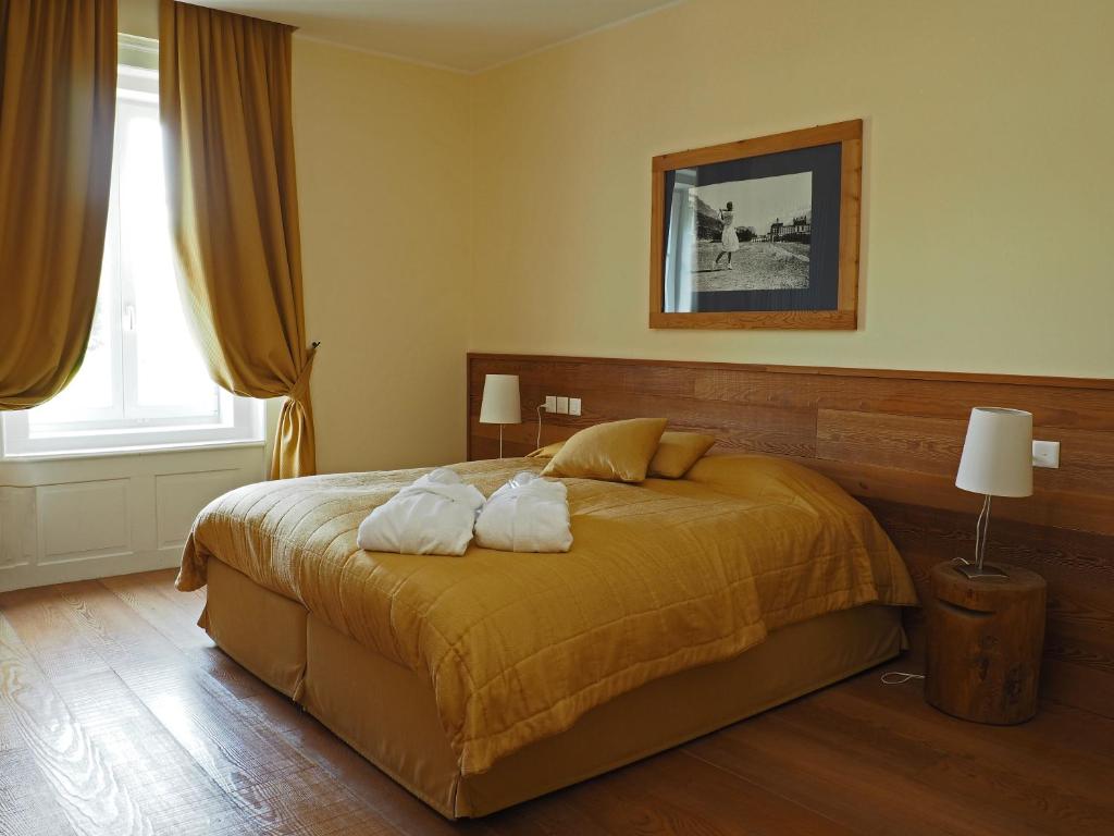 Апартаменты (Улучшенные апартаменты с 1 спальней - Дополнительное здание) апарт-отеля Maloja Palace Residence Engadin-St.Moritz, Малоя