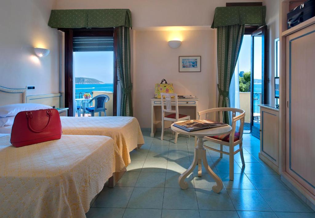 Двухместный (Двухместный номер с 1 кроватью или 2 отдельными кроватями и балконом) отеля Parco Aurora Terme, Искья