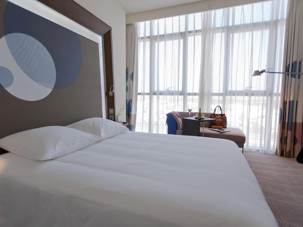 Двухместный (Улучшенный номер с 1 двуспальной кроватью и диваном) отеля Novotel Abu Dhabi Gate, Абу-Даби