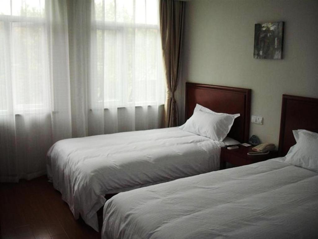 Двухместный (Для граждан материковой части Китая — Стандартный двухместный номер с 2 отдельными кроватями) отеля GreenTree Inn Zhejiang Ningbo East Baizhuang Rd. Express Hotel, Нинбо