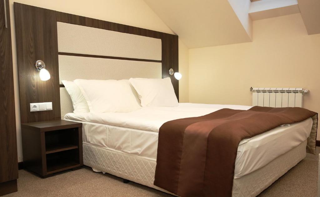 Двухместный (Двухместный номер Делюкс с 1 кроватью и балконом (для 2 взрослых и 1 ребенка)), Zara Hotel