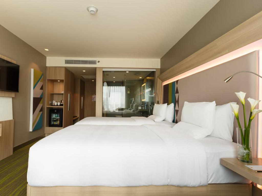 Двухместный (Двухместный номер Делюкс с 2 отдельными кроватями) отеля Novotel Manila Araneta City Hotel, Манила