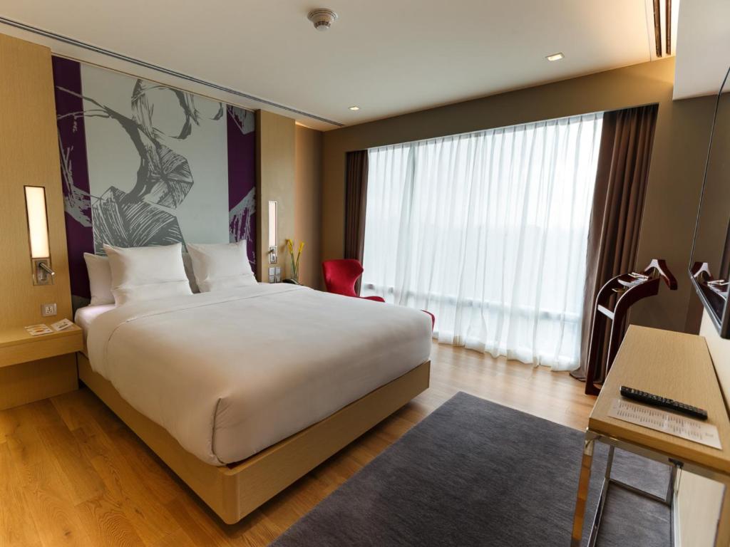 Сьюит (Представительский люкс с кроватью размера «king-size») отеля Novotel Manila Araneta City Hotel, Манила