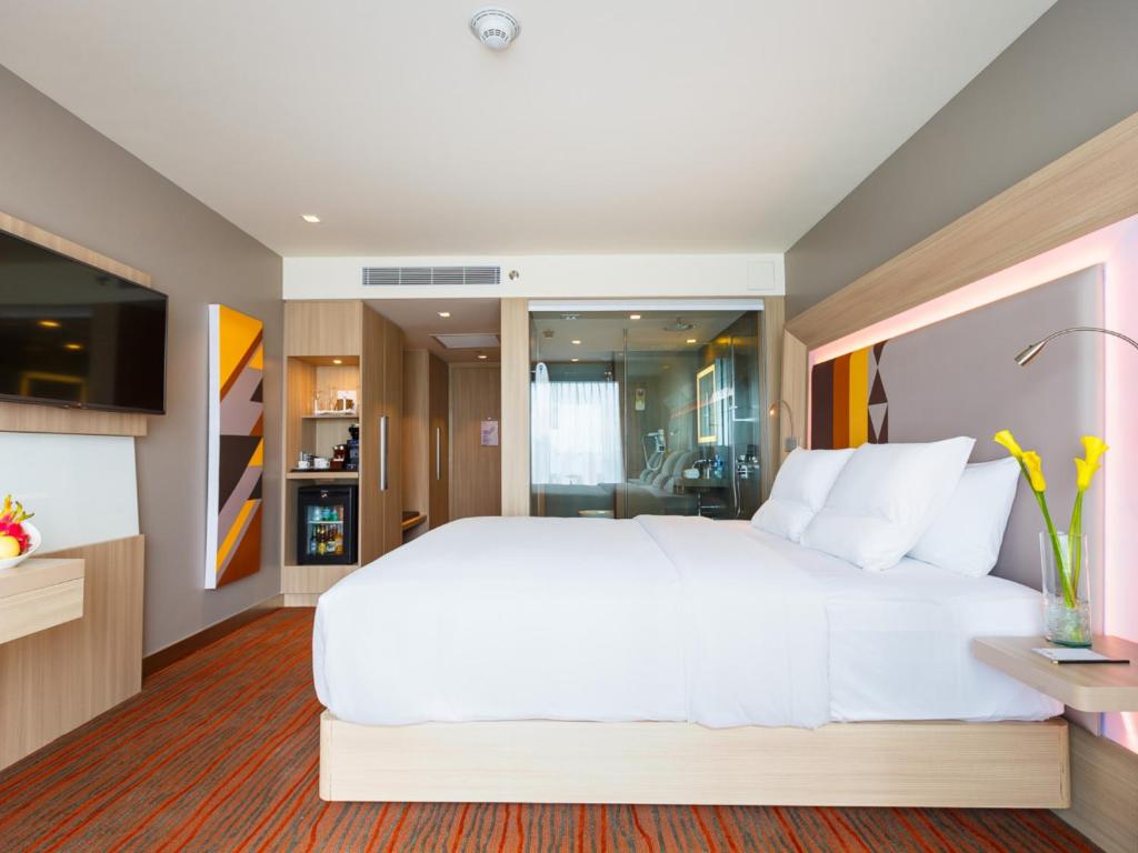 Трехместный (Улучшенный номер с кроватью размера «king-size») отеля Novotel Manila Araneta City Hotel, Манила