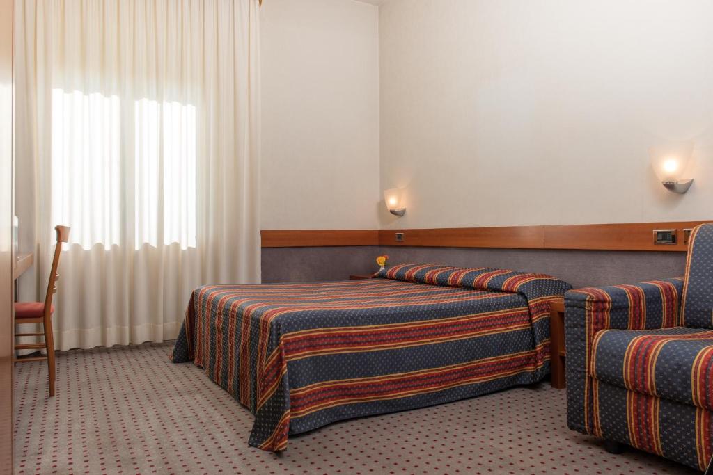 Трехместный (Стандартный трехместный номер) отеля Hotel Catania Ognina, Катания