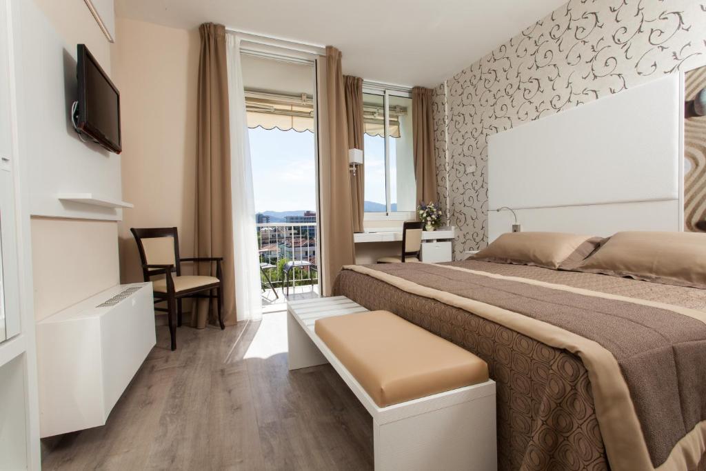 Двухместный (Улучшенный двухместный номер Делюкс с 1 кроватью или 2 отдельными кроватями) отеля Hotel Abano Astoria, Абано-Терме