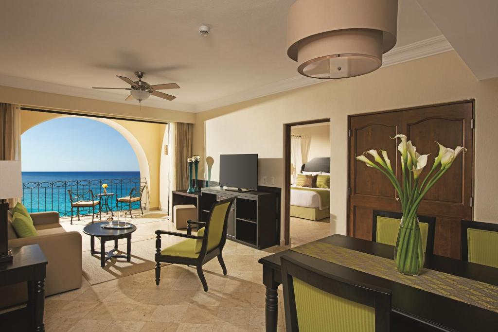 Сьюит (Family Master Two-Bedroom Suite (2 Adults + 1 Child)) курортного отеля Dreams Los Cabos Suites Golf Resort & Spa, Кабо-Сан-Лукас