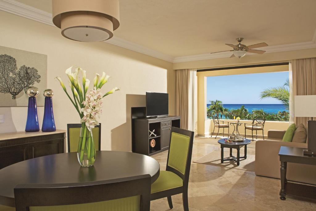 Сьюит (Family Master Two-Bedroom Suite (2 Adults + 2 Children)) курортного отеля Dreams Los Cabos Suites Golf Resort & Spa, Кабо-Сан-Лукас
