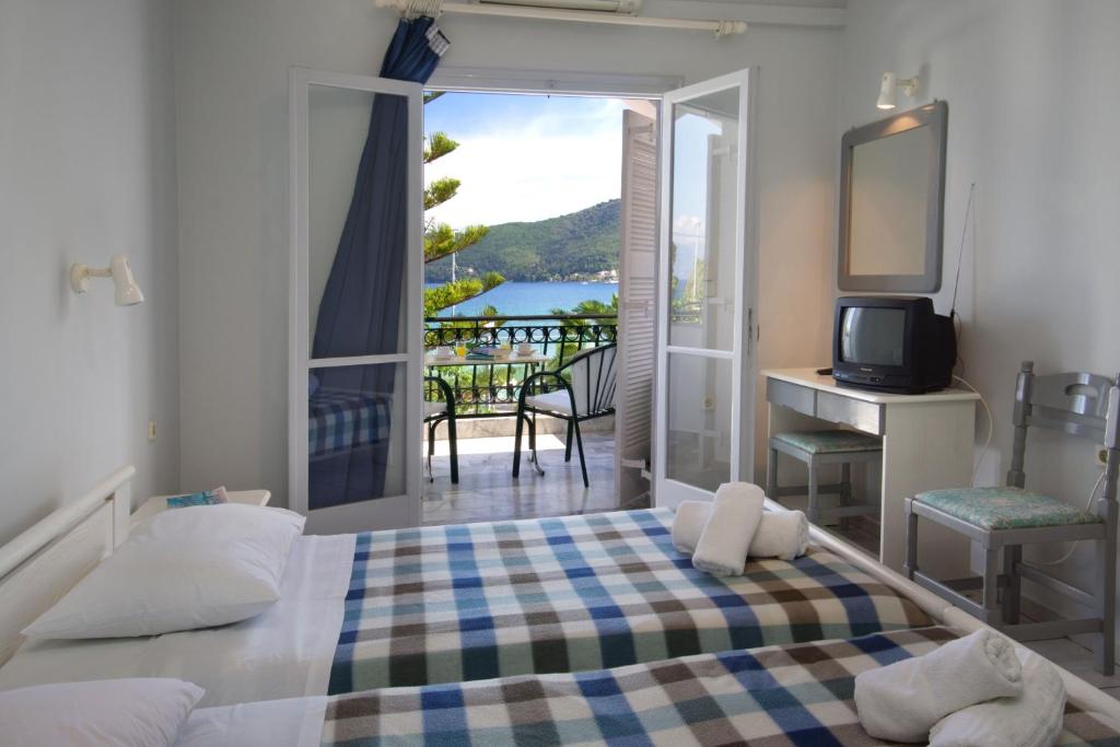 Двухместный (Двухместный номер с 1 кроватью с видом на море) отеля Hotel Athina, Каравомилос