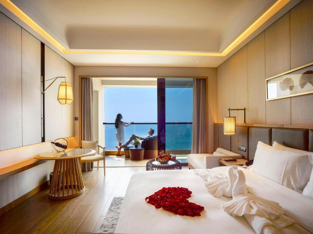 Двухместный (Представительский двухместный номер с 1 кроватью или 2 отдельными кроватями, вид на море) отеля Harman Resort Hotel Sanya, Санья