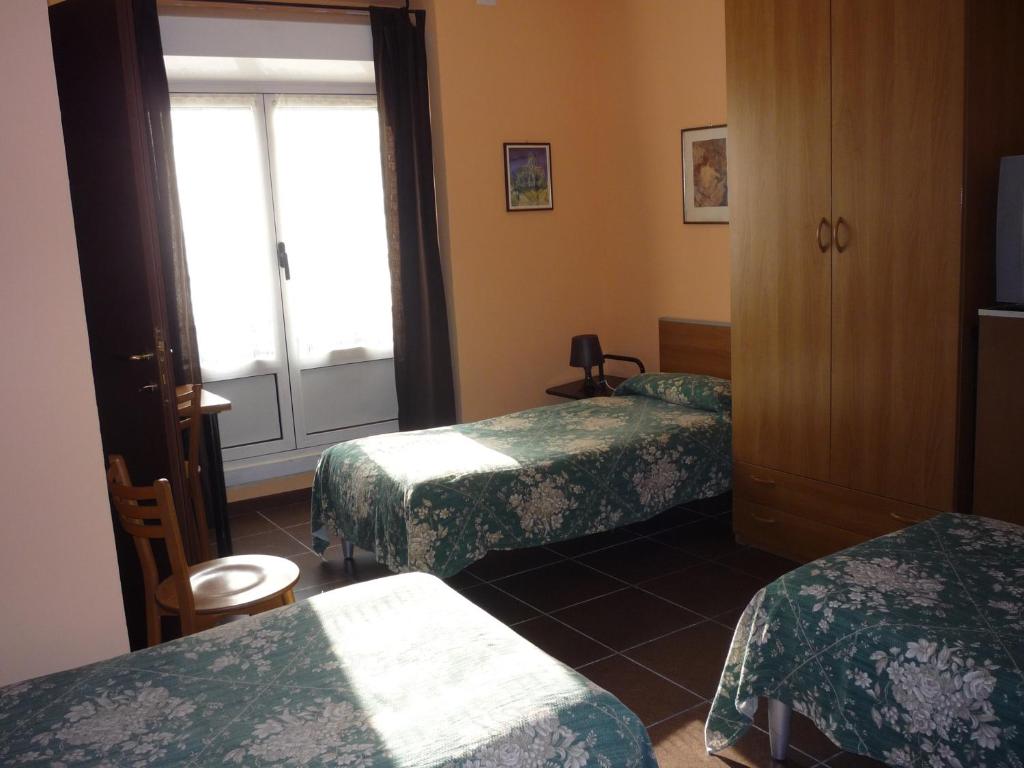Номер (Кровать в общем 3-местном номере для мужчин и женщин) гостевого дома Affittacamere Andronaco, Милан