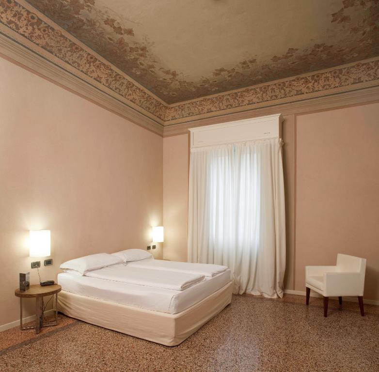 Двухместный (Двухместный номер Делюкс с 2 отдельными кроватями) отеля I Portici Hotel Bologna, Болонья