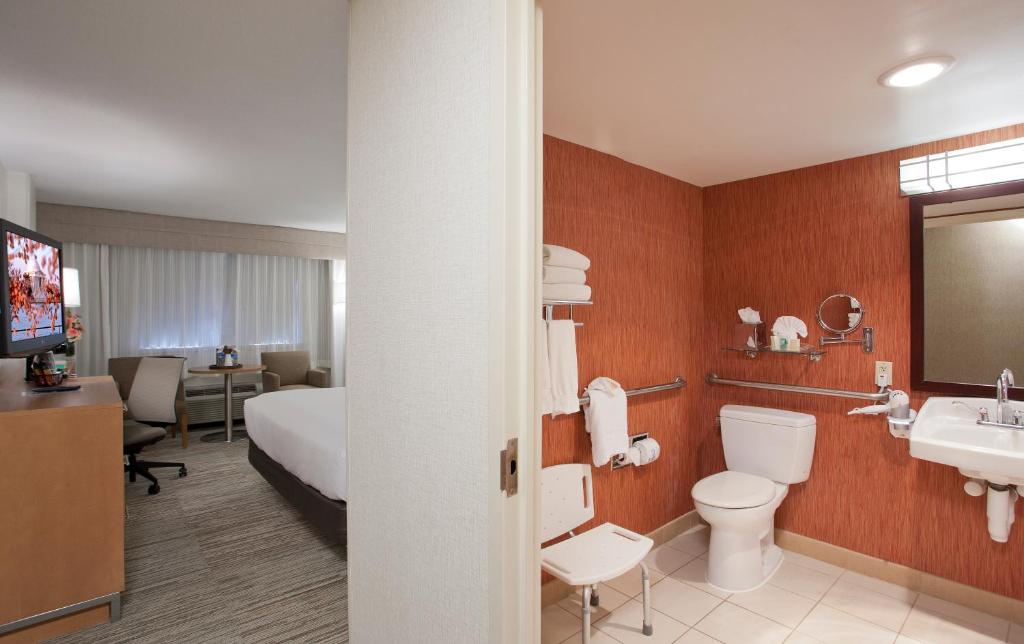 Двухместный (Номер с кроватью размера «king-size» и ванной, подходящей для гостей с нарушениями слуха – Для некурящих) отеля Holiday Inn Washington-Central/White House, an IHG Hotel, Вашингтон