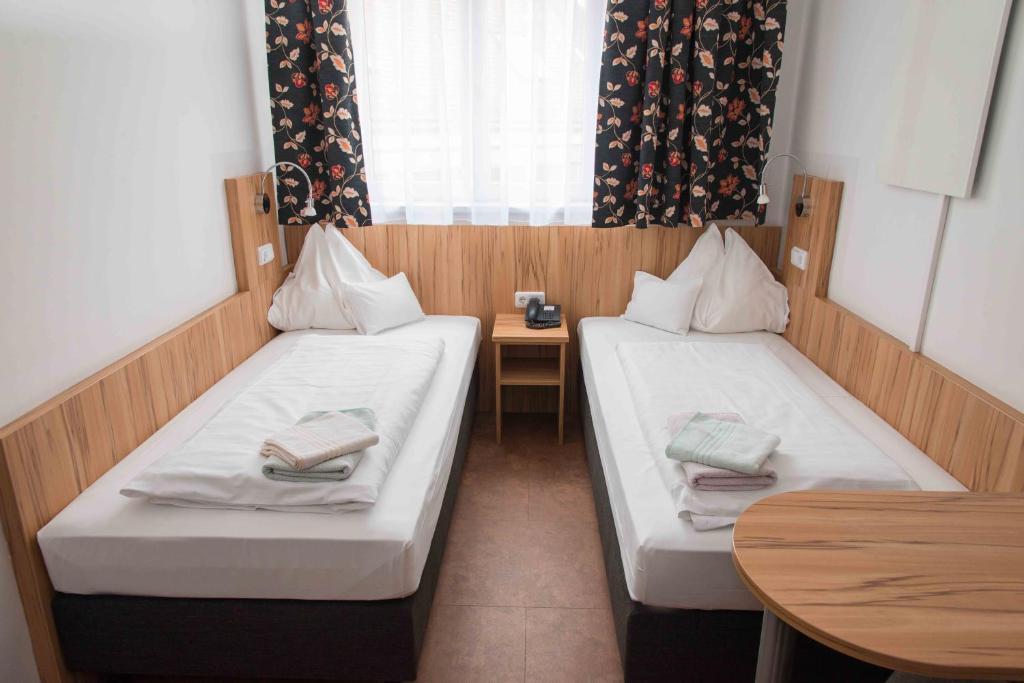 Двухместный (Двухместный номер с 1 кроватью или 2 отдельными кроватями и общим туалетом) отеля Pension Dr. Geissler, Вена