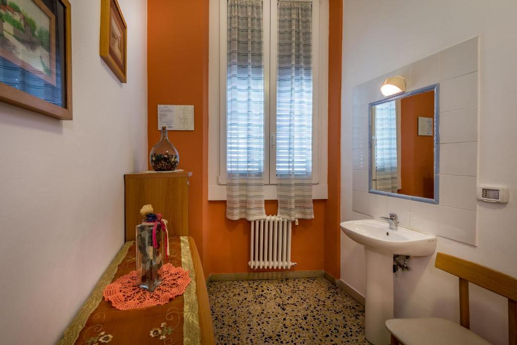 Одноместный (Одноместный номер с общей ванной комнатой) отеля Hotel Ferretti, Флоренция