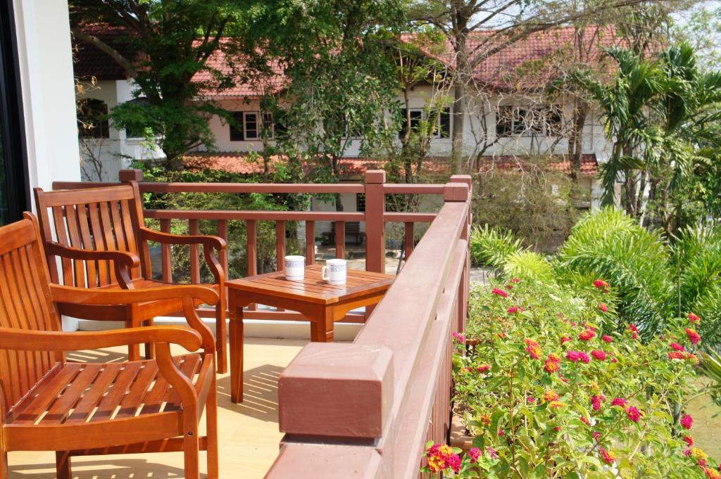 Студио (Номер-студио с видом на сад) гостевого дома Rimtalay Angsila Guesthouse, Чонбури