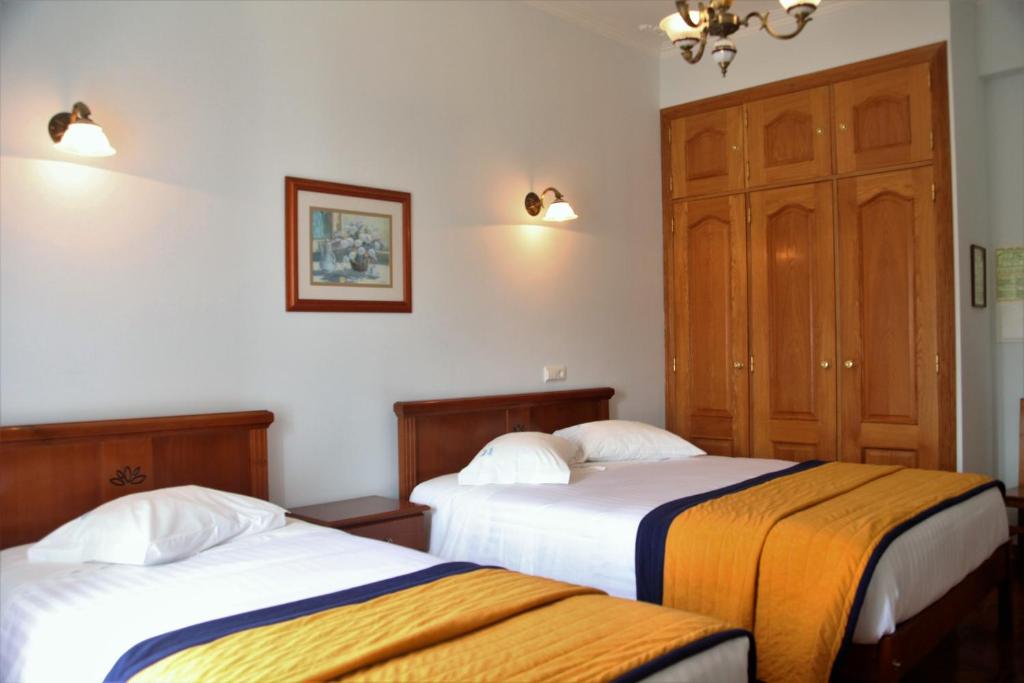Двухместный (Двухместный номер с двуспальной кроватью и дополнительной кроватью) отеля Hotel Smart, Эшторил