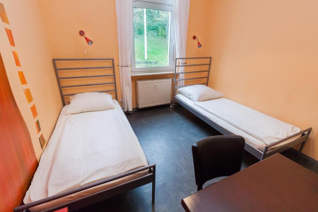 Двухместный (Двухместный номер с 2 отдельными кроватями и общей ванной комнатой) хостела Hostel Alex 30, Штутгарт