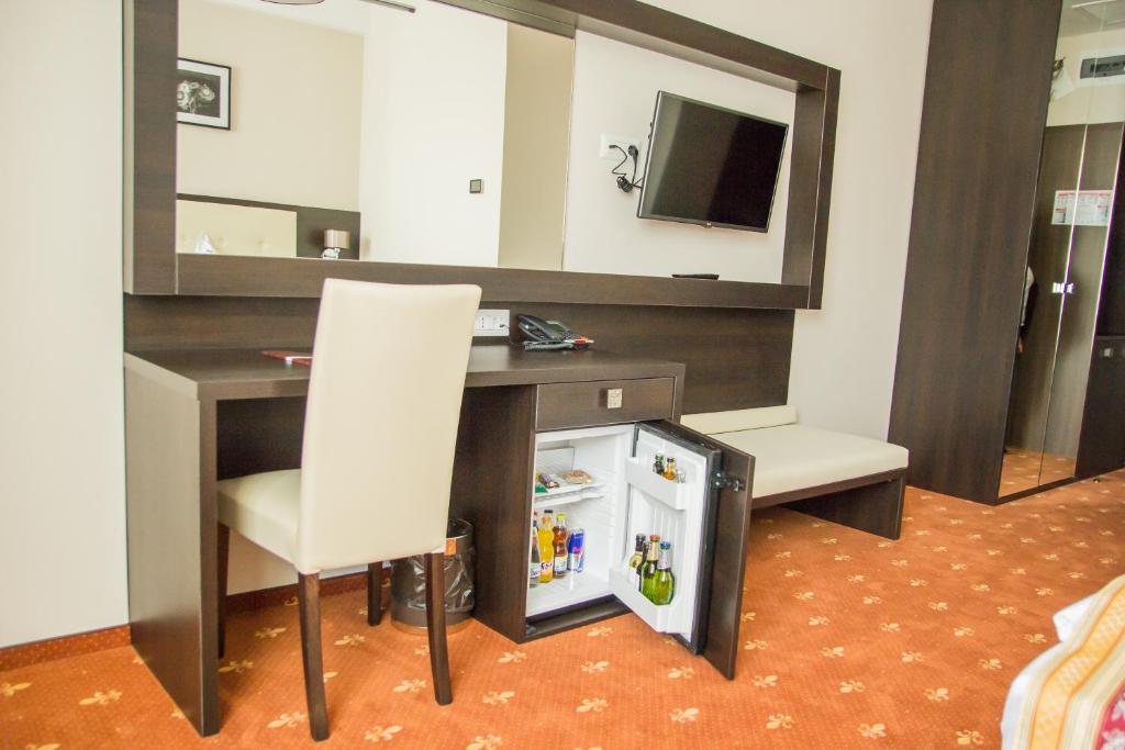 Двухместный (Улучшенный двухместный номер с 2 отдельными кроватями и балконом) отеля Salis Hotel & Medical Spa, Турда