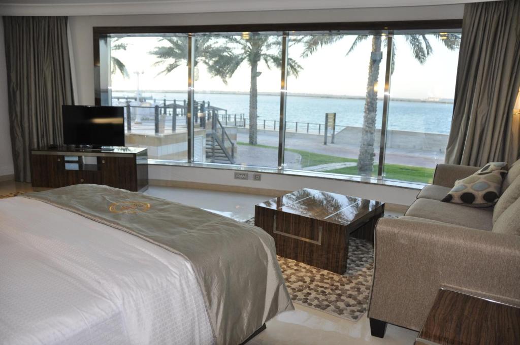 Сьюит (Люкс с 1 спальней) курортного отеля Al Sultan Beach Resort, Аль-Хор