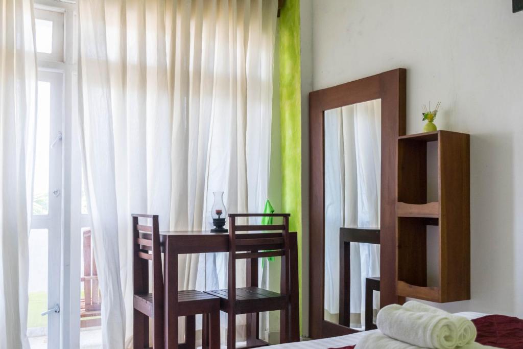 Двухместный (Standard Air-conditioning Double Room with balcony) виллы Sithila Villa, Дехивала-Маунт-Лавиния