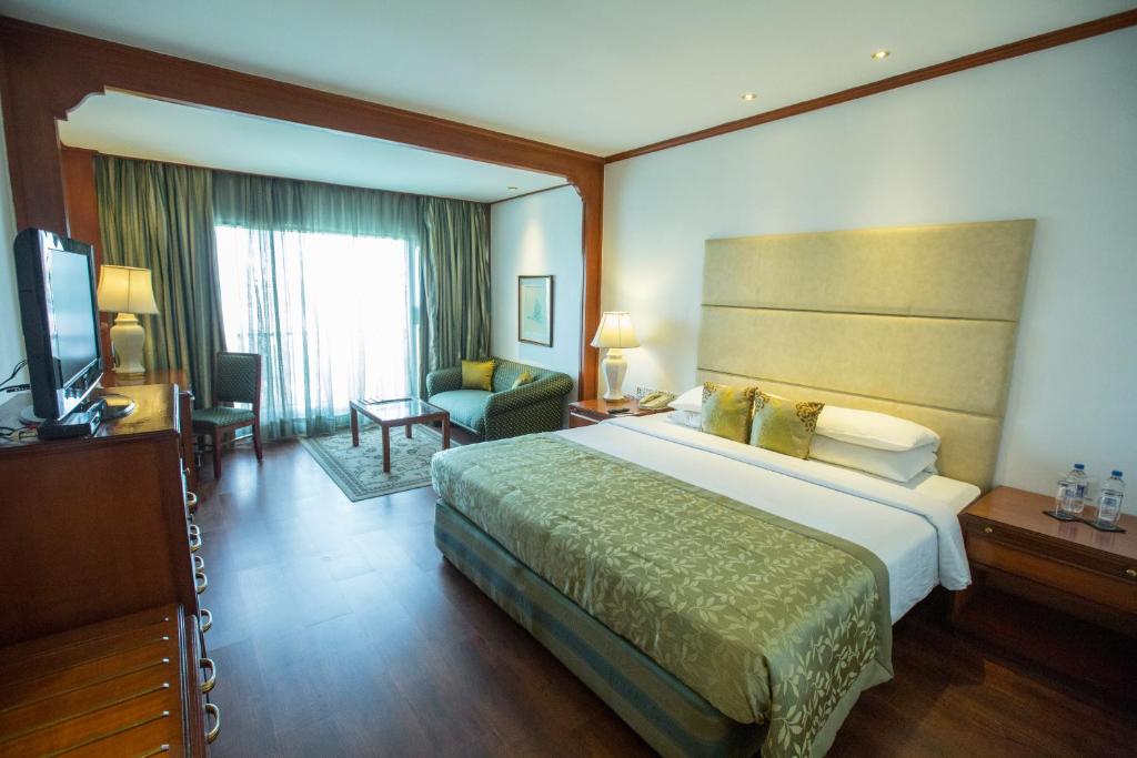 Трехместный (Улучшенный двухместный номер с 1 кроватью, вид на город) отеля Taj Banjara, Хайдарабад