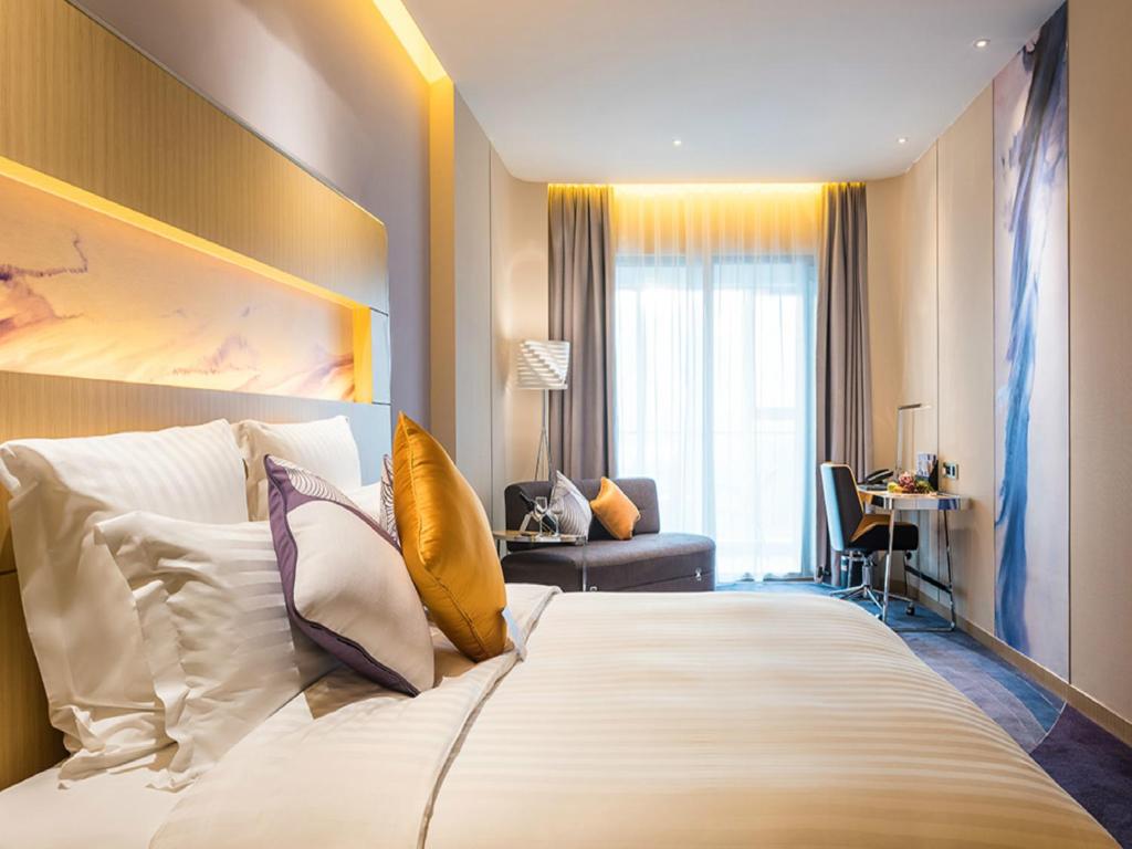 Двухместный (Улучшенный номер с кроватью размера «king-size») отеля Novotel Suzhou Sip, Сучжоу