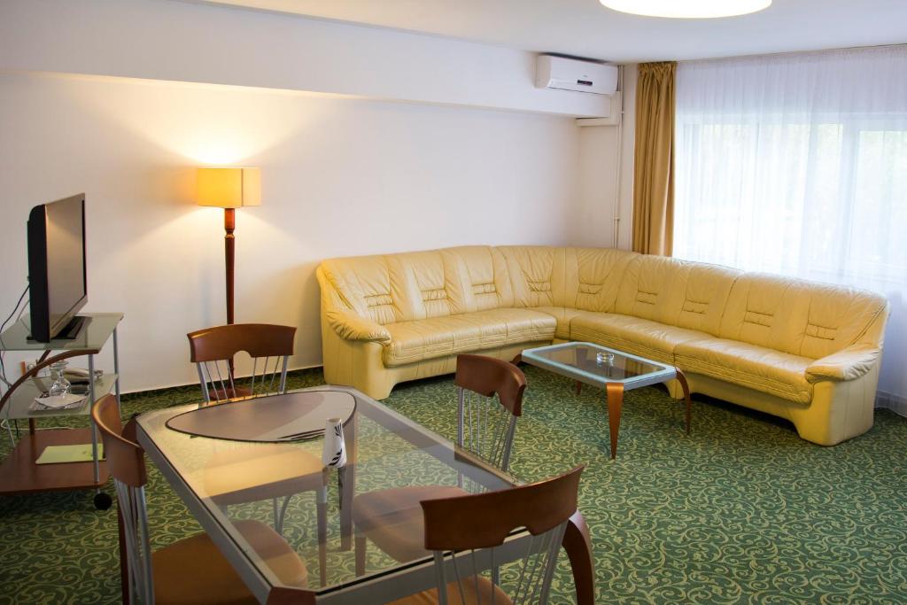 Сьюит (Стандартный люкс с видом на озеро) отеля Hotel Herastrau, Бухарест